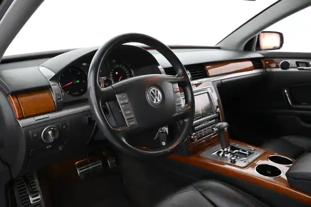 Musta Sedan, Volkswagen Phaeton – MMT-522
