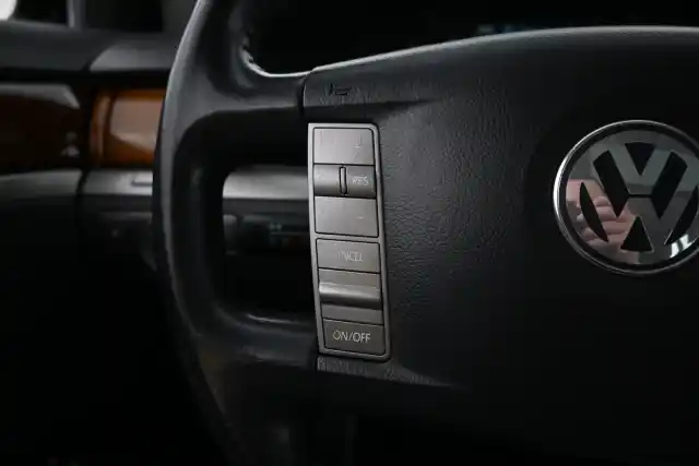 Musta Sedan, Volkswagen Phaeton – MMT-522