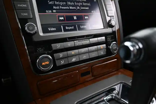 Musta Sedan, Volkswagen Phaeton – MMT-522