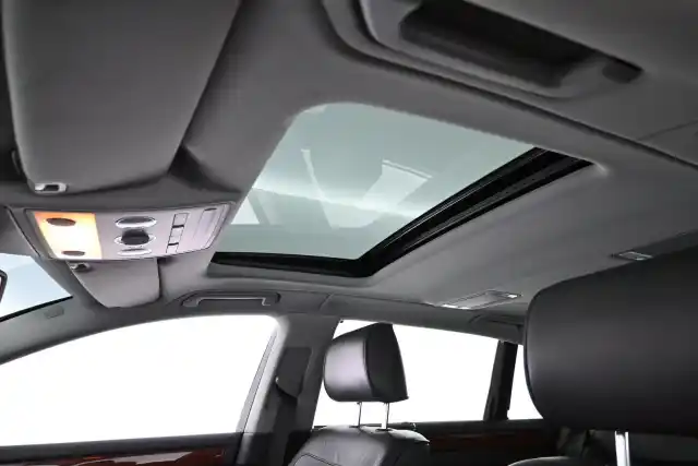Musta Sedan, Volkswagen Phaeton – MMT-522