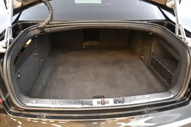 Musta Sedan, Volkswagen Phaeton – MMT-522