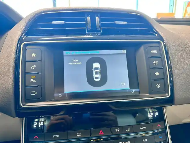 Harmaa Sedan, Jaguar XE – MMT-549