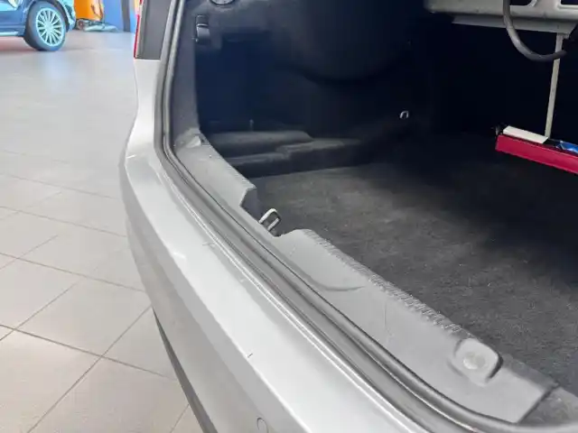 Harmaa Sedan, Jaguar XE – MMT-549