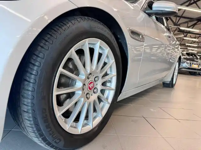 Harmaa Sedan, Jaguar XE – MMT-549