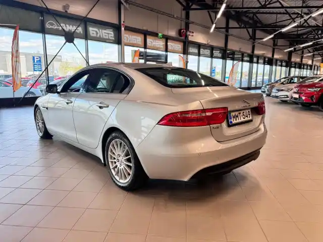 Harmaa Sedan, Jaguar XE – MMT-549