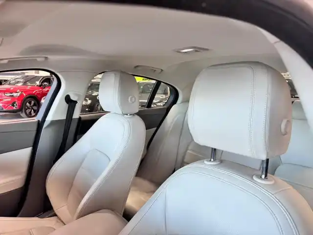Harmaa Sedan, Jaguar XE – MMT-549