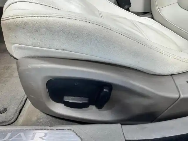 Harmaa Sedan, Jaguar XE – MMT-549