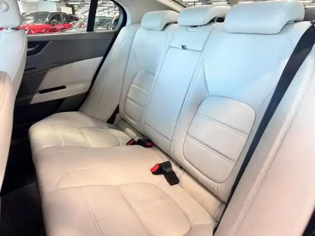 Harmaa Sedan, Jaguar XE – MMT-549
