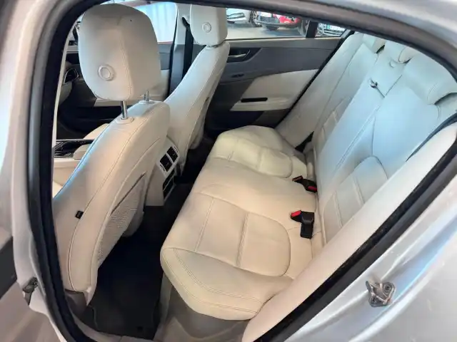 Harmaa Sedan, Jaguar XE – MMT-549