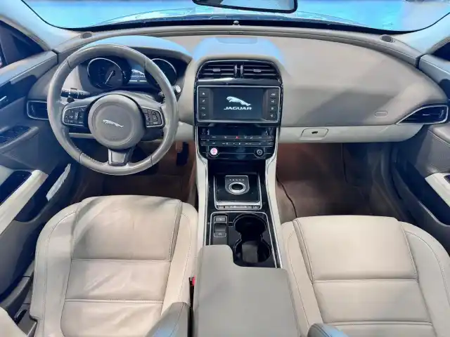 Harmaa Sedan, Jaguar XE – MMT-549