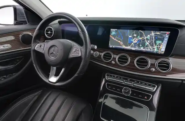 Harmaa Sedan, Mercedes-Benz E – MMX-313