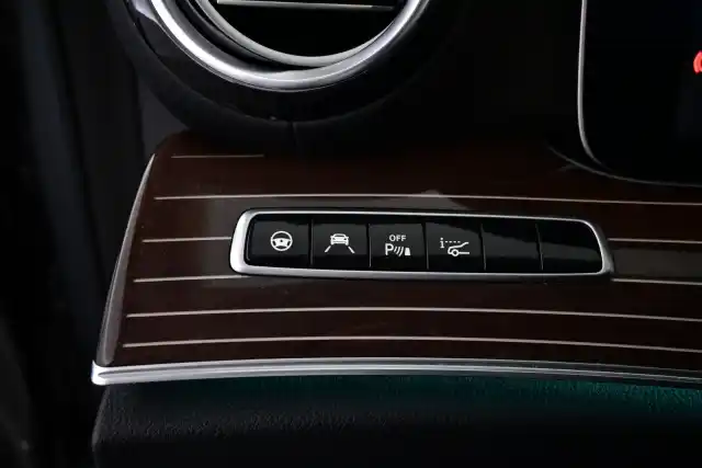 Harmaa Sedan, Mercedes-Benz E – MMX-313
