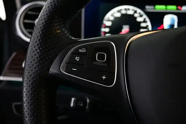 Harmaa Sedan, Mercedes-Benz E – MMX-313