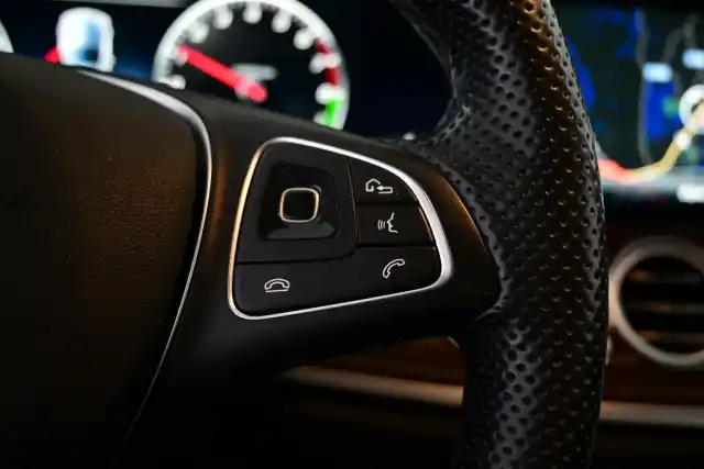 Harmaa Sedan, Mercedes-Benz E – MMX-313