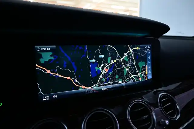 Harmaa Sedan, Mercedes-Benz E – MMX-313