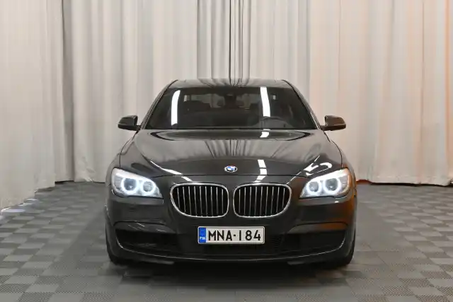 Musta Sedan, BMW 750 – MNA-184