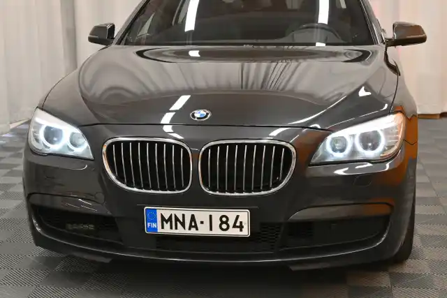 Musta Sedan, BMW 750 – MNA-184