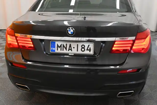 Musta Sedan, BMW 750 – MNA-184