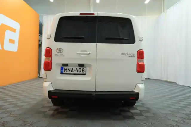 Valkoinen Tila-auto, Toyota Proace Verso – MNA-408