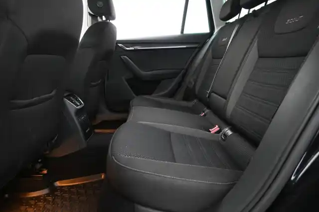 Musta Farmari, Skoda Octavia – MNA-674