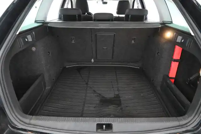 Musta Farmari, Skoda Octavia – MNA-674