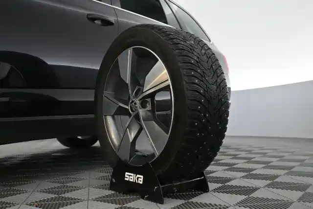 Musta Farmari, Skoda Octavia – MNA-674