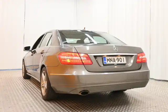 Ruskea Sedan, Mercedes-Benz E – MNA-901