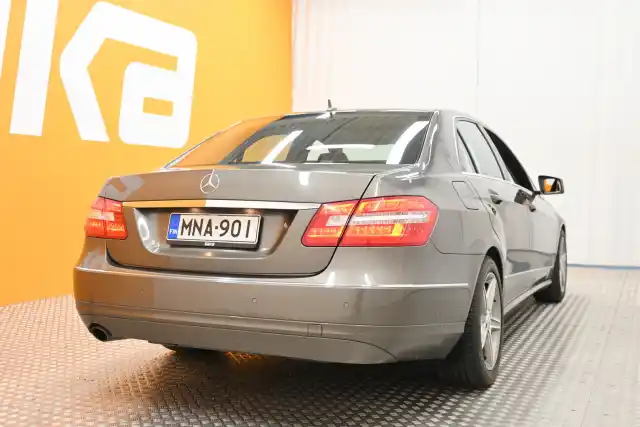 Ruskea Sedan, Mercedes-Benz E – MNA-901