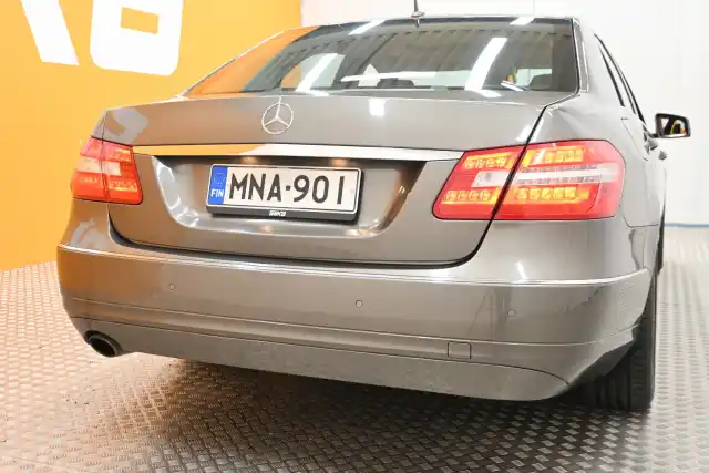 Ruskea Sedan, Mercedes-Benz E – MNA-901