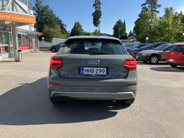 Harmaa Maastoauto, Audi Q2 – MNB-299