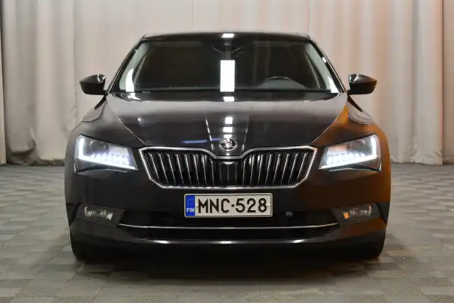 Musta Sedan, Skoda Superb – MNC-528