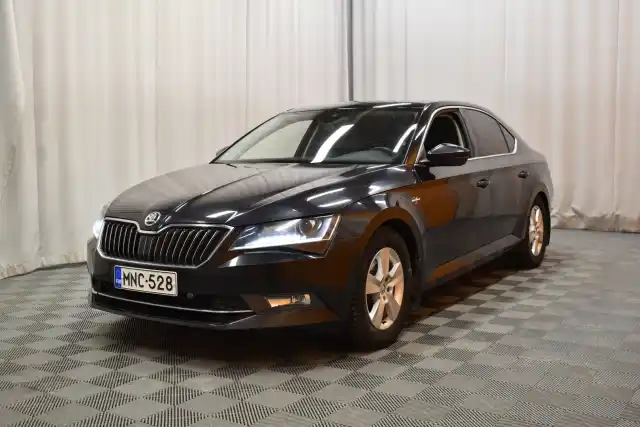 Musta Sedan, Skoda Superb – MNC-528