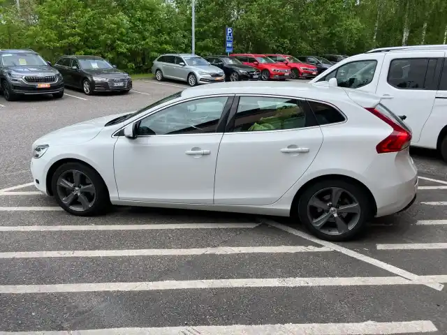 Valkoinen Viistoperä, Volvo V40 – MNE-110