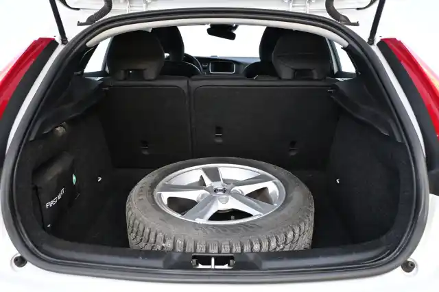 Valkoinen Viistoperä, Volvo V40 – MNE-110