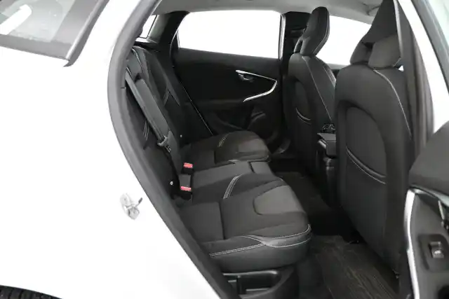 Valkoinen Viistoperä, Volvo V40 – MNE-110