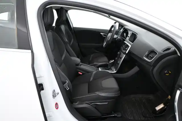 Valkoinen Viistoperä, Volvo V40 – MNE-110