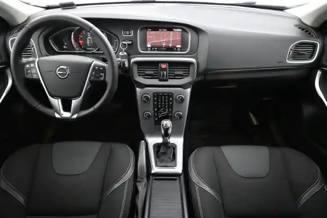 Valkoinen Viistoperä, Volvo V40 – MNE-110