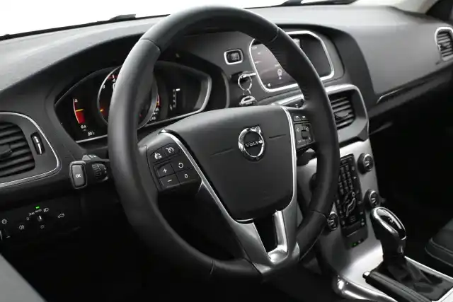 Valkoinen Viistoperä, Volvo V40 – MNE-110
