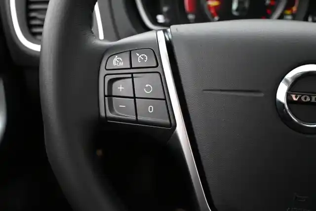 Valkoinen Viistoperä, Volvo V40 – MNE-110