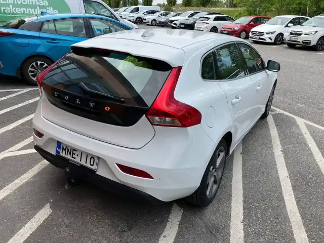 Valkoinen Viistoperä, Volvo V40 – MNE-110