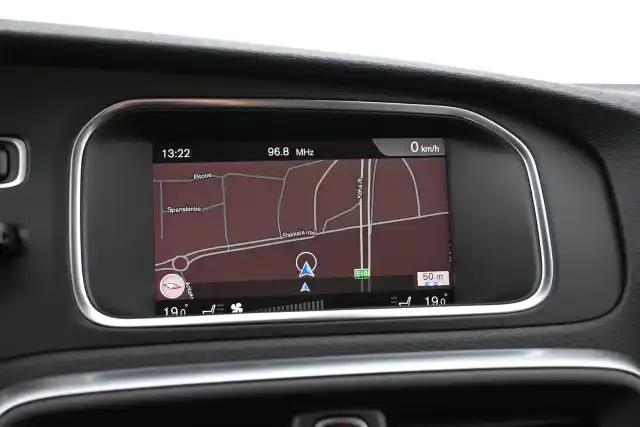 Valkoinen Viistoperä, Volvo V40 – MNE-110