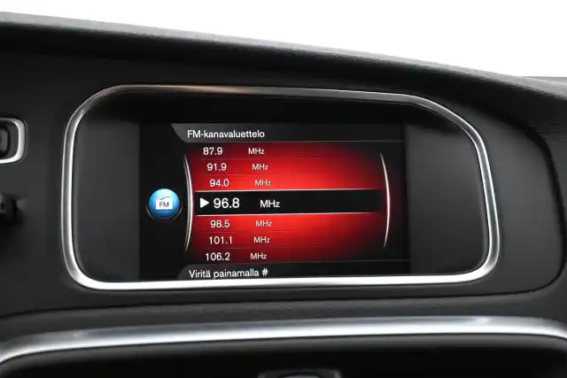 Valkoinen Viistoperä, Volvo V40 – MNE-110
