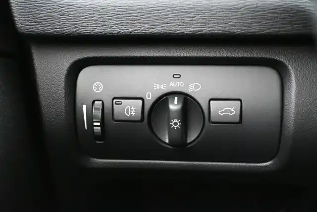 Valkoinen Viistoperä, Volvo V40 – MNE-110