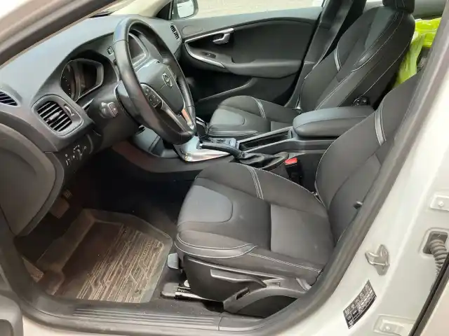 Valkoinen Viistoperä, Volvo V40 – MNE-110