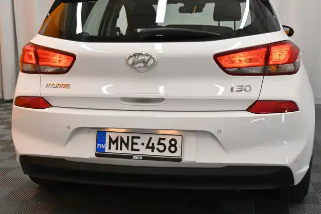 Valkoinen Viistoperä, Hyundai I30 – MNE-458