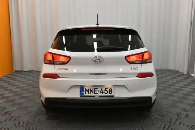 Valkoinen Viistoperä, Hyundai I30 – MNE-458