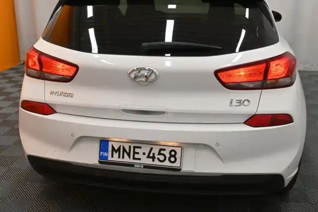 Valkoinen Viistoperä, Hyundai I30 – MNE-458