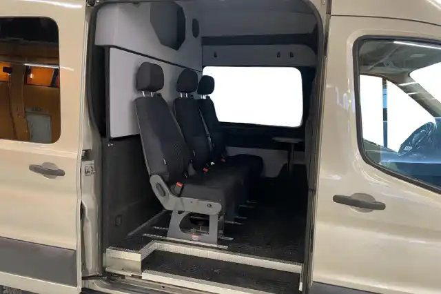 Harmaa Henkilöauto, Ford Transit – MNE-592