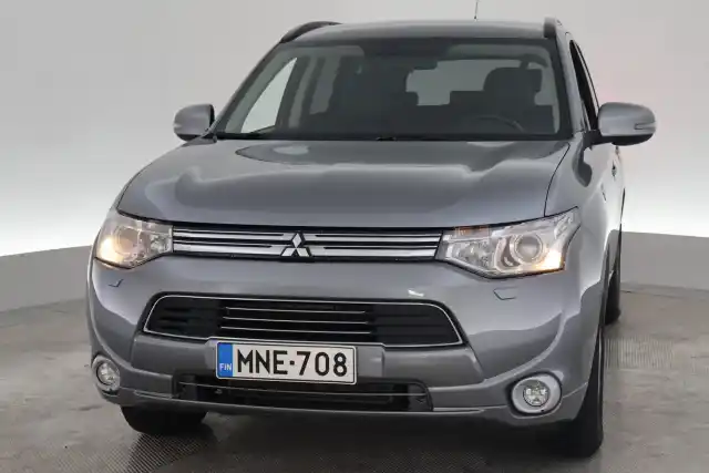 Harmaa Maastoauto, Mitsubishi Outlander – MNE-708