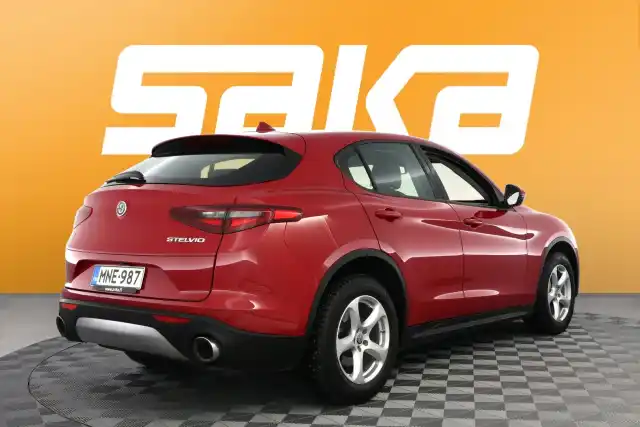 Punainen Maastoauto, Alfa Romeo Stelvio – MNE-987